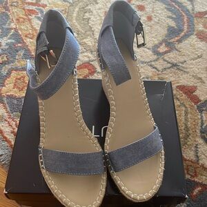 NWB, blue 3inch wedge.